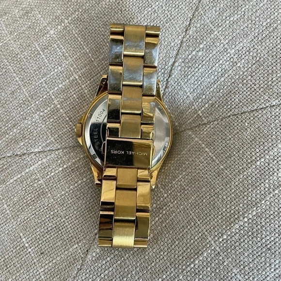 Women's Michael Kors Pearl Shell Watch. - Picture 4 of 7